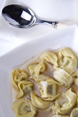 Cappelletti suyu içinde tipik İtalyan makarna