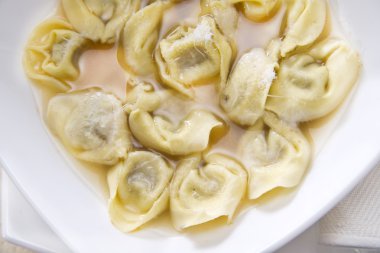 Cappelletti suyu içinde tipik İtalyan makarna