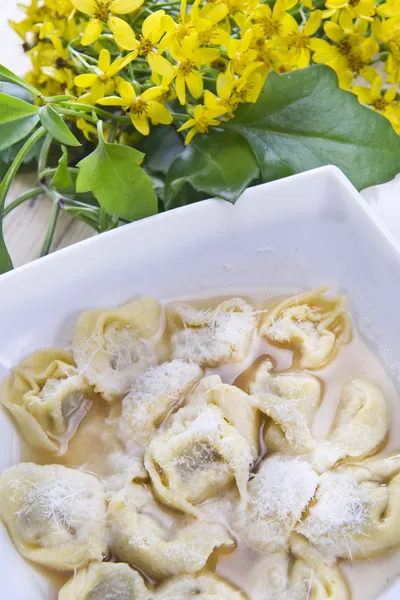Cappelletti το ζωμό, τυπικά ιταλικά ζυμαρικά — Φωτογραφία Αρχείου