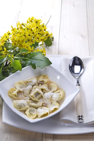 Cappelletti το ζωμό, τυπικά ιταλικά ζυμαρικά — Φωτογραφία Αρχείου