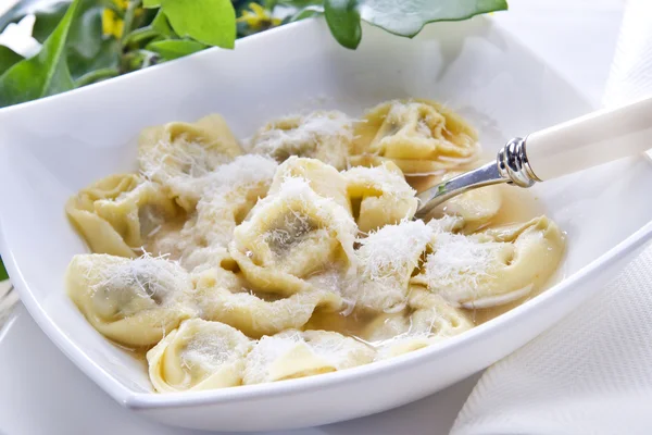 Cappelletti em caldo, massa típica italiana — Fotografia de Stock