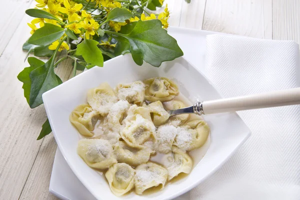 Cappelletti in Brühe, typisch italienische Pasta — Stockfoto