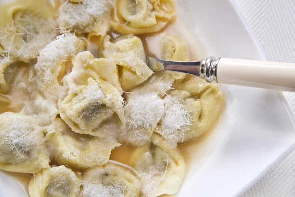 Cappelletti i bouillon, typisk italiensk pasta - Stock-foto