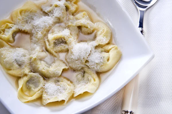 Cappelletti i bouillon, typisk italiensk pasta - Stock-foto