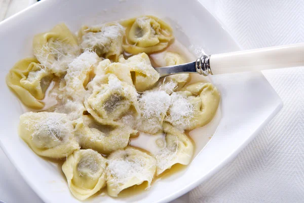 Cappelletti em caldo, massa típica italiana — Fotografia de Stock