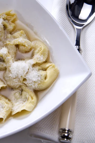 Cappelletti em caldo, massa típica italiana — Fotografia de Stock