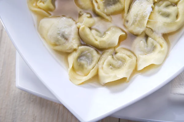 Cappelletti em caldo, massa típica italiana — Fotografia de Stock