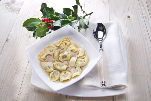 Cappelletti i buljong, typisk italiensk pasta — Stockfoto