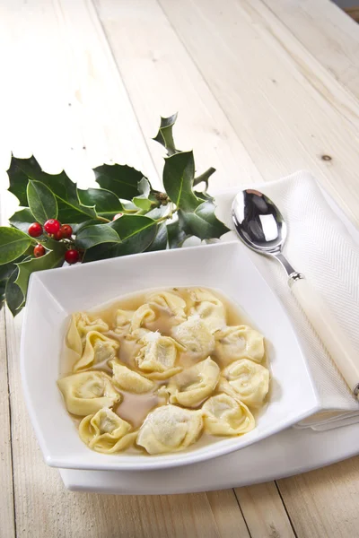 Cappelletti in Brühe, typisch italienische Pasta — Stockfoto