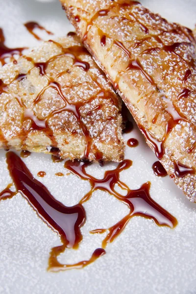 Karamel-tatlı pasta ile gevrek pasta — Stok fotoğraf