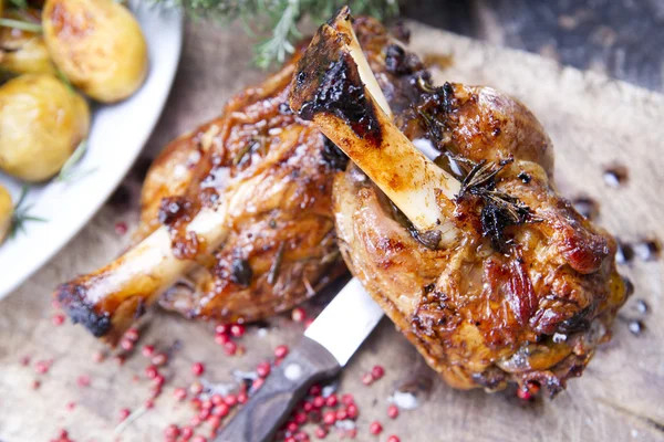 Carne al horno, nudillos de cerdo —  Fotos de Stock