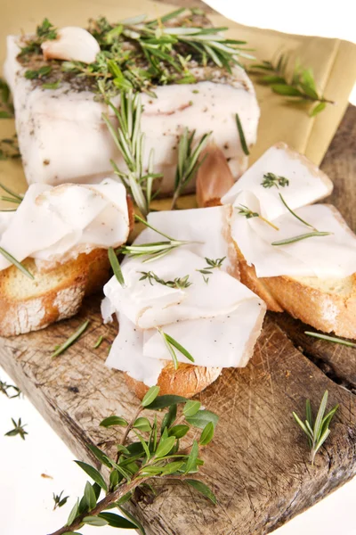 Medelhavskosten, bacon med örter. — Stockfoto