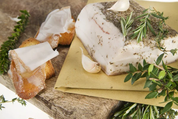 Medelhavskosten, bacon med örter. — Stockfoto