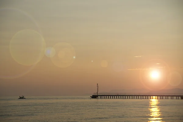 Zonsondergang boven de zee — Stockfoto