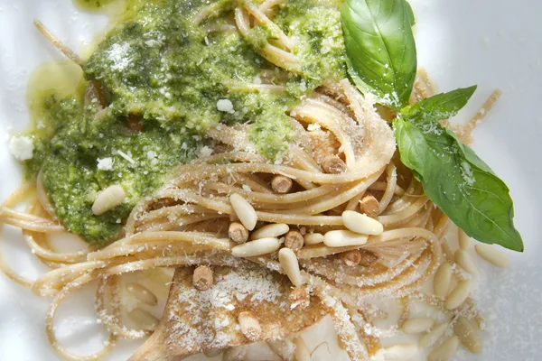 Pełnoziarnisty spaghetti z pesto bazyliowym i orzeszkami pinii — Zdjęcie stockowe