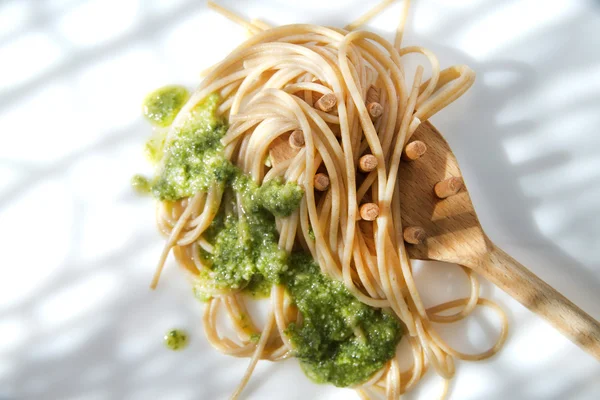 Spaghetti complet au pesto de basilic et aux noix de pin — Photo