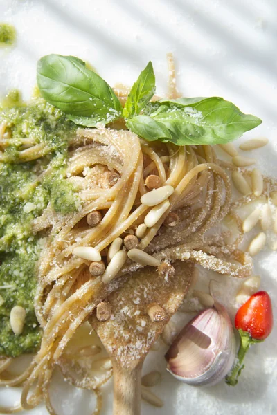 Spaghetti complet au pesto de basilic et aux noix de pin — Photo