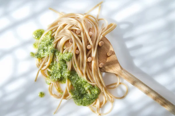 Спагетти с базиликом Песто и сосновыми орехами — стоковое фото