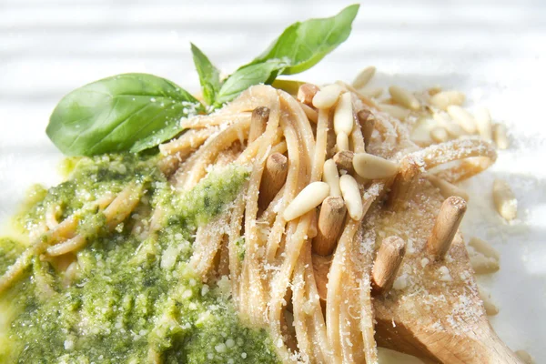 Wholemeal Spaghetti With Basil Pesto And Pine Nuts — Stock Photo, Image