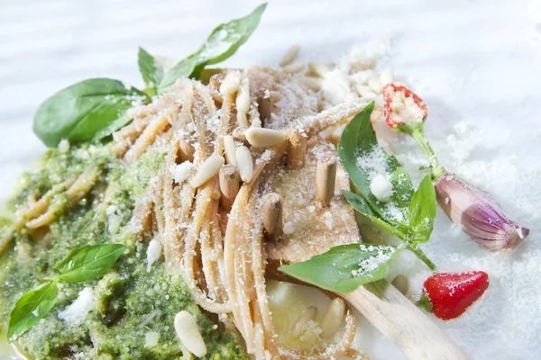 Volkoren spaghetti met pesto van basilicum en pijnboompitten — Stockfoto