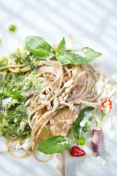 バジルのペストと松の実と全粒粉スパゲッティ — ストック写真