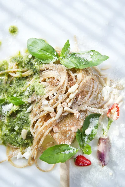 Volkoren spaghetti met pesto van basilicum en pijnboompitten — Stockfoto