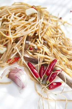 Kepekli spagetti biber ve sarımsak yağı