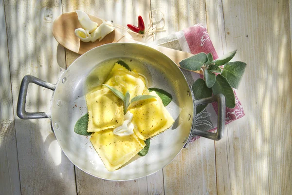 Ravioli mit Butter und Salbei — Stockfoto