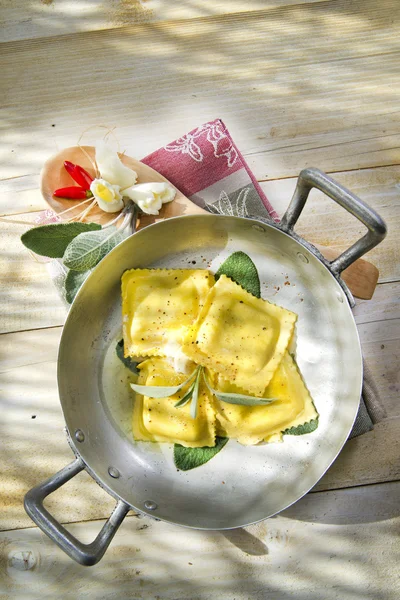 Ravioli mit Butter und Salbei — Stockfoto