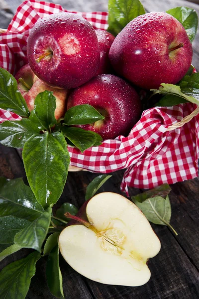 Panier de pommes rouges — Photo