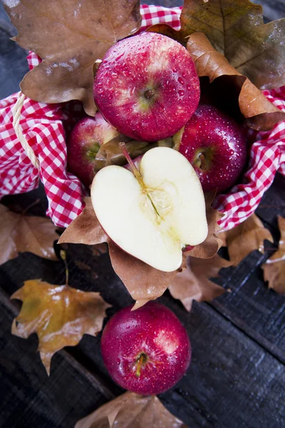 Panier de pommes rouges — Photo