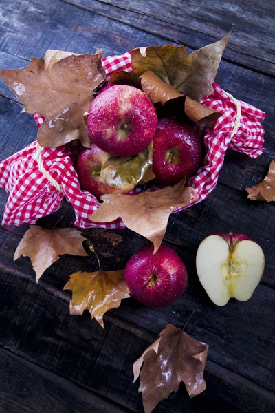 Panier de pommes rouges — Photo