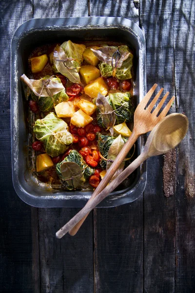 Gnocchi di carne al forno in foglie di cavolo — Foto Stock