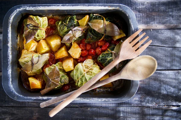 Kött dumplings bakad i kålblad — Stockfoto