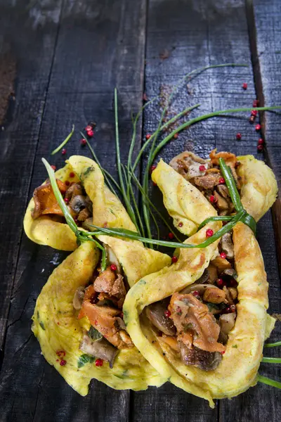 Snoep omelet gevuld met gemengde paddestoelen — Stockfoto