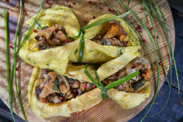 Omelet Stuffed With Mixed Mushrooms — Stock Photo, Image