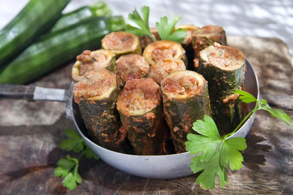 Courgette gevuld met vlees — Stockfoto