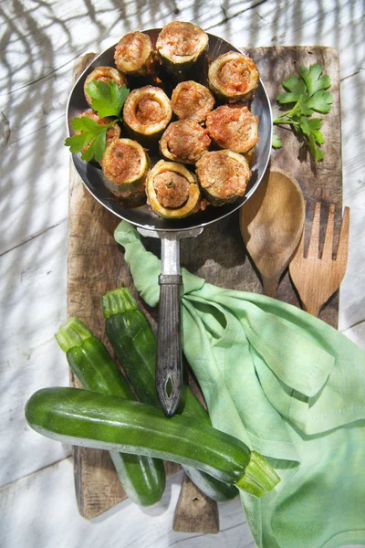 Zucchini fyllda med kött — Stockfoto