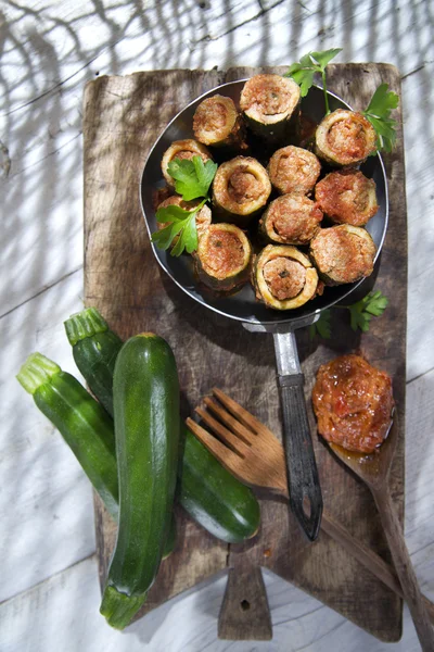 Zucchini gefüllt mit Fleisch — Stockfoto