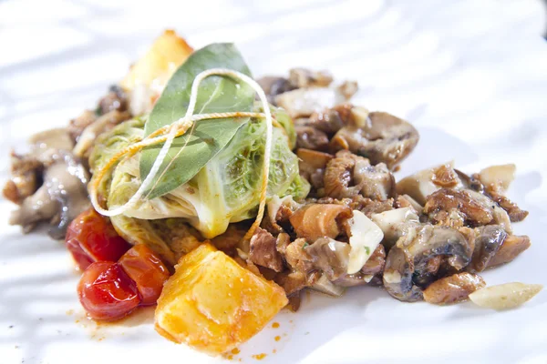 Lot de choux avec un côté de champignons, foyer sélectif — Photo