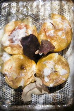 pişmiş tipi altın sarı elma