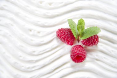 малини йогуртом та м'ятою