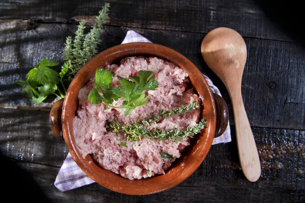 Çiğ hamur et ile dolu — Stok fotoğraf