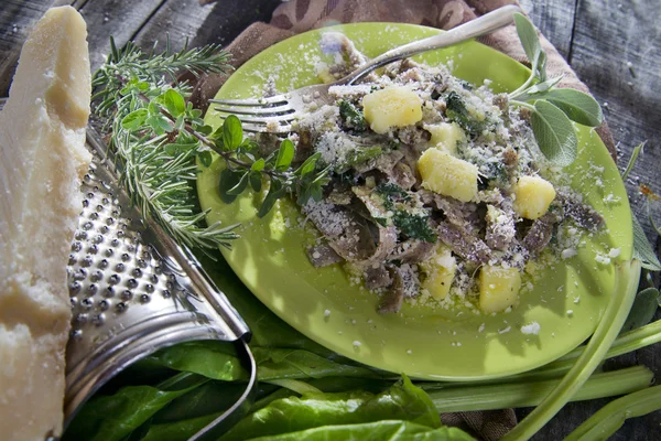 Traditionell maträtt av Italiens valtellina, pizzoccheri — Stockfoto