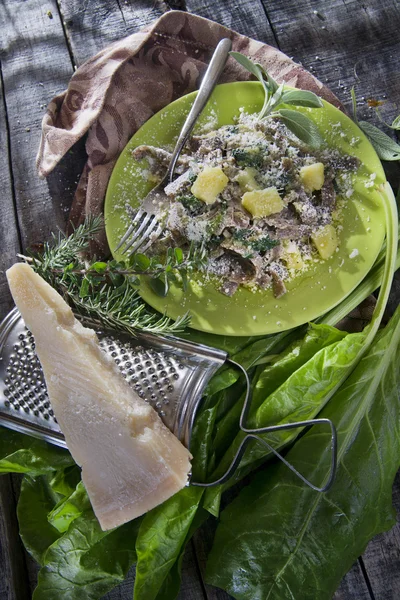 Traditionell maträtt av Italiens valtellina, pizzoccheri — Stockfoto