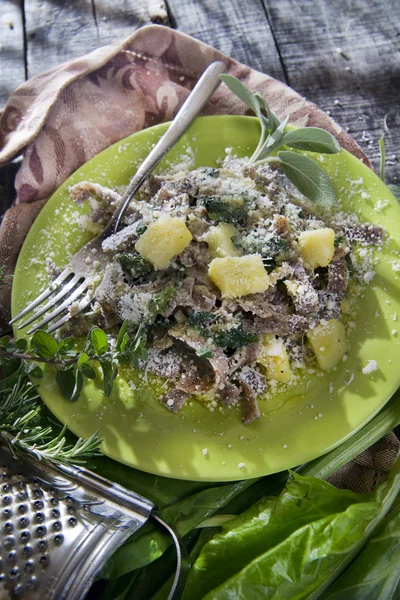 Traditionele schotel van de valtellina Italië, pizzoccheri — Stockfoto