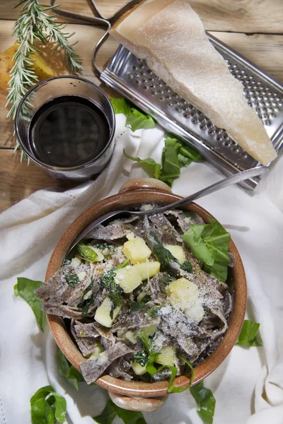 Traditionele schotel van de valtellina Italië, pizzoccheri — Stockfoto