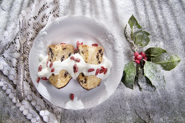 Postres típicos de la temporada navideña, un pequeño pastel — Foto de Stock