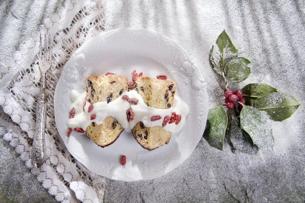 Postres típicos de la temporada navideña, un pequeño pastel — Foto de Stock