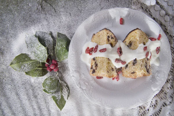 Postres típicos de la temporada navideña, un pequeño pastel — Foto de Stock